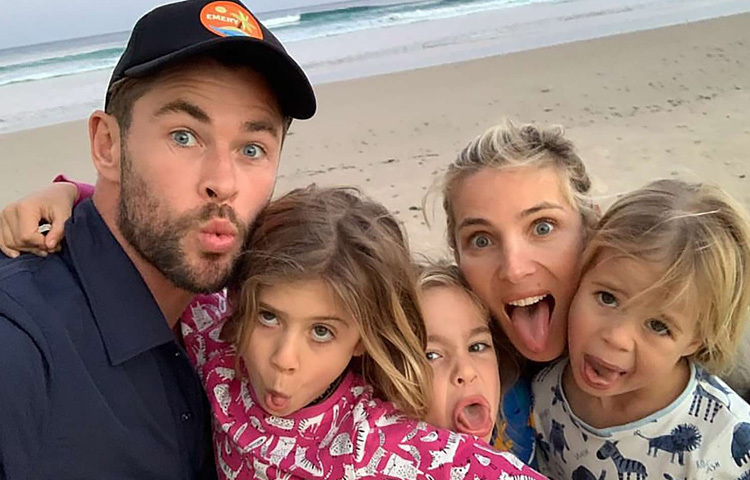 স্ত্রী এলসা প্যাটাকি এবং তিন সন্তানকে নিয়ে তিনি থাকেন অস্ট্রেলিয়ার বায়রন বে-তে।