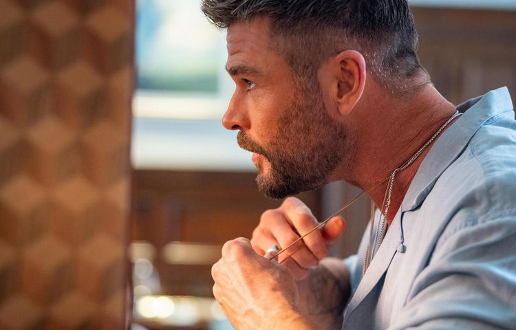 ক্রিস মূলত সমুদ্র জীববিজ্ঞানী হতে চেয়েছিলেন শৈশবে। একসময় তিনি পরিবারের আর্থিক সংকট মেটাতে অভিনয় করাকে সিরিয়াসলি নিয়েছিলেন।