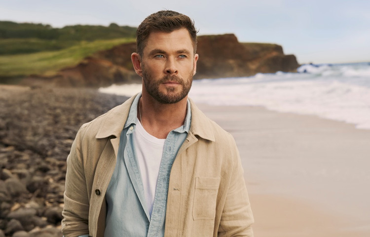 বাবা ছিলেন সামাজিক সেবামূলক কাজে নিয়োজিত, আর মা ছিলেন একজন ইংরেজি শিক্ষিকা। সাধারণ একটি পরিবারে বেড়ে ওঠা ক্রিস ছোটবেলা থেকেই প্রকৃতি আর সমুদ্রের প্রেমে পড়েছিলেন।