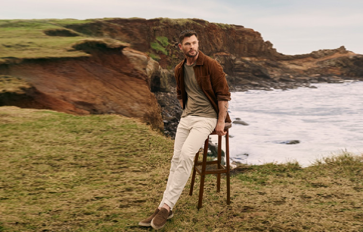 যদিও বড় পর্দায় তিনি সুপারহিরো, বাস্তব জীবনে ক্রিস বেশি ভালোবাসেন সাগর, সার্ফিং আর পরিবারকে সময় দিতে।