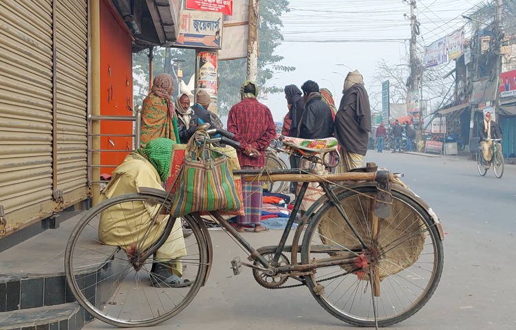 চুয়াডাঙ্গায় আজ বাতাসের আদ্রতা ৯৬ শতাংশ। একইসঙ্গে শুরু হয়েছে মাঝারি শৈত্যপ্রবাহ। হাড় কাঁপানো শীত ও উত্তরের হিমেল হাওয়ায় বিপর্যস্ত হয়ে পড়েছে চুয়াডাঙ্গার জনপদ, ব্যাহত হচ্ছে স্বাভাবিক জীবনযাত্রা। ছবি: হুসাইন মালিক