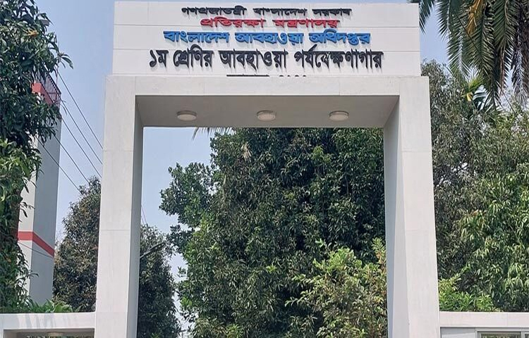 চুয়াডাঙ্গায় তাপমাত্রার পারদ যেন কমছেই না। প্রায় প্রতিদিনই রেকর্ড ভাঙছে। আজ বিকেল ৩টায় জেলায় সর্বোচ্চ তাপমাত্রা রেকর্ড করা হয়েছে ৪৩ ডিগ্রি সেলসিয়াস। যা চলতি মৌসুমে দেশের মধ্যে সর্বোচ্চ। এসময় বাতাসের আর্দ্রতা ছিল ছিল ১৩ শতাংশ। ছবি: হুসাইন মালিক