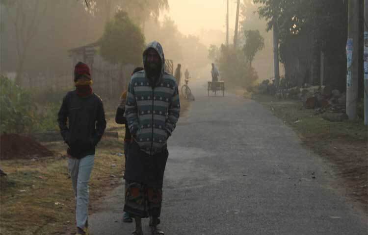 চুয়াডাঙ্গার ওপর দিয়ে বয়ে যাচ্ছে মৃদু শৈত্যপ্রবাহ। আজ দেশের সর্বনিম্ন তাপমাত্রা চুয়াডাঙ্গায় রেকর্ড করা হয়েছে ৯ দশমিক ৮ ডিগ্রি সেলসিয়াস। ছবি: হুসাইন মালিক
