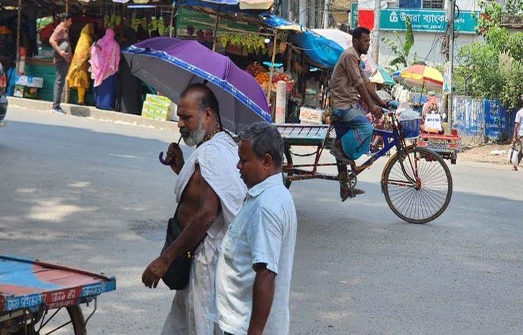 চুয়াডাঙ্গায় ভ্যাপসা গরমে নাজেহাল হয়ে পড়েছে জনজীবন। কয়েকদিন ধরেই উষ্ণতা আর আর্দ্রতার তীব্রতায় যেন হাঁসফাঁস অবস্থা। দিনে সূর্য তেতে উঠছে, আর রাতে মিলছে না স্বস্তি। ছবি: জাগো নিউজ