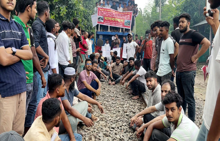 চুয়াডাঙ্গার দর্শনা রেলস্টেশনে ঢাকাগামী সুন্দরবন এক্সপ্রেস ও খুলনাগামী চিত্রা এক্সপ্রেস ট্রেনের যাত্রাবিরতির দাবিতে রেলপথ অবরোধ করেছেন স্থানীয়রা। ছবি: হুসাইন মালিক