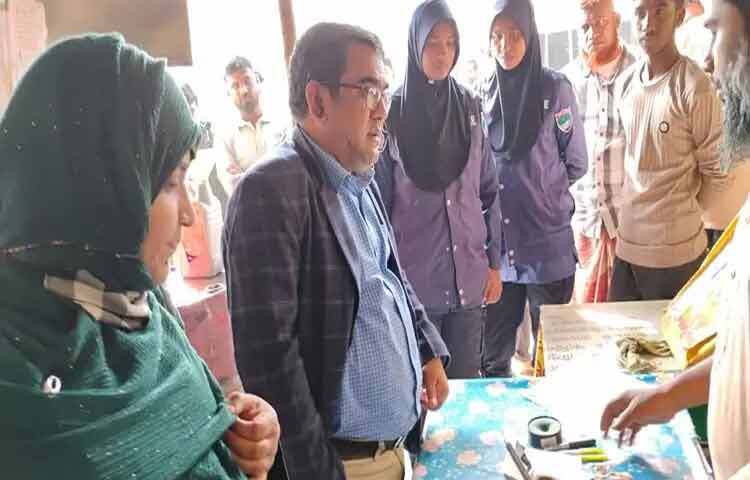 চুয়াডাঙ্গার দামুড়হুদা উপজেলার আটকবর এলাকায় অভিযান চালিয়ে দুই প্রতিষ্ঠানকে ৩২ হাজার টাকা জরিমানা করেছে ভোক্তা অধিকার সংরক্ষণ অধিদপ্তর। ছবি: হুসাইন মালিক