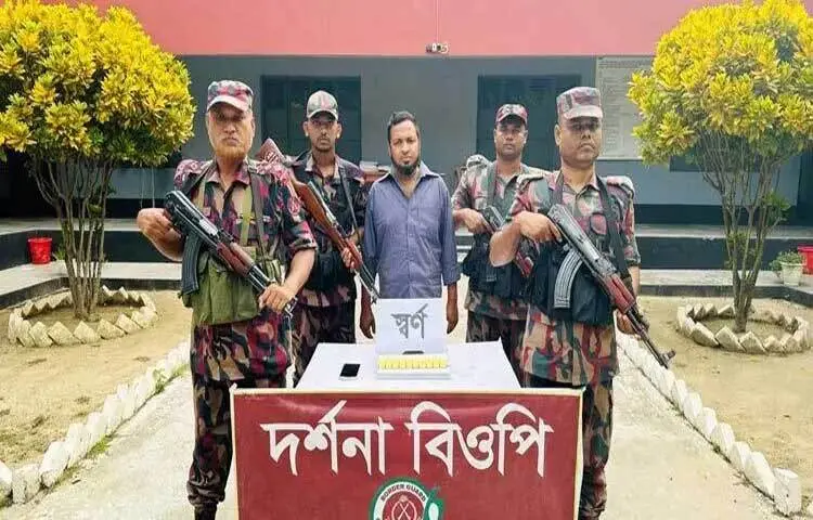 চুয়াডাঙ্গার দর্শনায় ভারতে পাচারের সময় ১০টি স্বর্ণের বারসহ আলমগীর খান নামে এক পাচারকারীকে আটক করেছে বর্ডার গার্ড বাংলাদেশ (বিজিবি)।