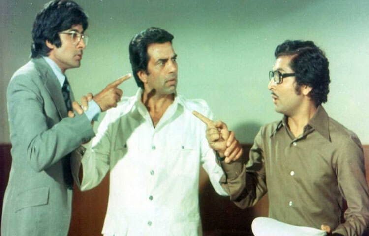 চুপকে চুপকে (১৯৭৫): এই সিনেমা প্রমাণ করে ধর্মেন্দ্র শুধু অ্যাকশন নয়, নিখাদ কমেডিতেও সমান পারদর্শী। এক অধ্যাপক হিসেবে নিজের পরিচয় গোপন করে প্রেমিকার পরিবারের মধ্যে হালকা ধোঁয়াশা সৃষ্টি করেন তিনি। হৃষিকেশ মুখার্জির এই ক্লাসিক কমেডি আজও হালকা মেজাজে হাসির খোরাক জোগায়।