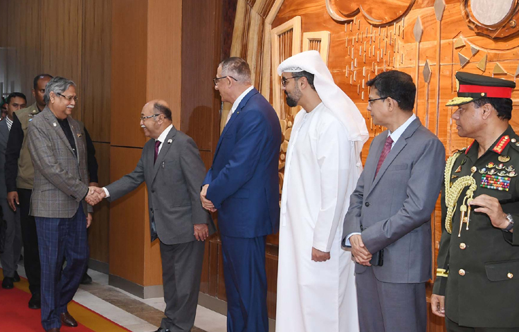 লন্ডনে স্বাস্থ্য পরীক্ষা শেষে ঢাকায় ফিরেছেন রাষ্ট্রপতি মো. সাহাবুদ্দিন। ছবি: পিআইডি