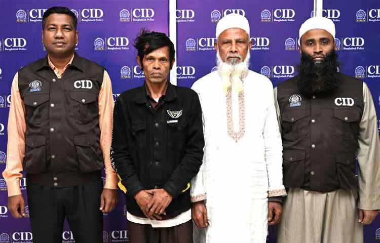 উন্নত জীবনযাপনের প্রলোভন দেখিয়ে বৈধভাবে ইতালি পাঠানোর আশ্বাস দিয়ে অবৈধ পথে লিবিয়া হয়ে ভূমধ্যসাগর পাড়ি দিতে গিয়ে নৌকাডুবিতে ৮ বাংলাদেশি নাগরিকের মৃত্যু হয়। এ ঘটনায় মানবপাচার চক্রের দুই সক্রিয় সদস্যকে গ্রেফতার করেছে বাংলাদেশ পুলিশের অপরাধ তদন্ত বিভাগ (সিআইডি)। ছবি: তৌহিদুজ্জামান তন্ময়