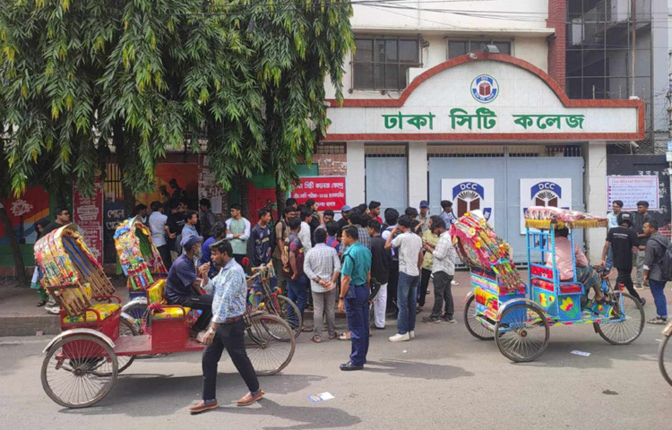 ঢাকা সিটি কলেজের স্বঘোষিত অধ্যক্ষ কাজী নেয়ামুল হকের পদত্যাগ দাবিকে কেন্দ্র করে উত্তপ্ত হয়ে উঠেছে কলেজ ক্যাম্পাস। ছবি: নাহিদ সাব্বির