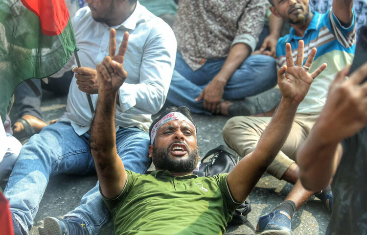 রোদে পুড়ে, ধুলোয় ঢাকা ক্লান্ত মুখগুলোতেও আছে স্পষ্ট প্রতিজ্ঞা, আমরা কথা না শোনা পর্যন্ত রাস্তায় থাকব। কেউ স্লোগান দিচ্ছেন, কেউ চুপচাপ বসে আছেন ব্যানার হাতে। মাঝেমধ্যে কেউ পানির বোতল বাড়িয়ে দিচ্ছেন আরেকজনের দিকে-সেই মুহূর্তগুলো যেন একাত্মতার প্রতীক।