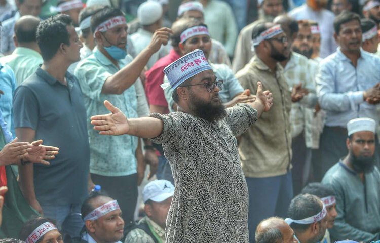 বেলা গড়াতেই আন্দোলনরত শিক্ষকরা নামলেন রাস্তায়, দখল করে নিলেন শাহবাগ মোড়। দাবি-দাওয়া জানাতে শুরু হলো স্লোগান, ব্যানার হাতে শিক্ষকদের সারি যেন এক দৃঢ় প্রতিজ্ঞার প্রতিচ্ছবি।