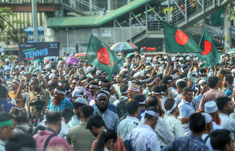 আজকের ঢাকার শাহবাগ মোড়ে দুপুরটা ছিল অন্য দিনের চেয়ে আলাদা। স্কুল-কলেজের ক্লাস ফাঁকা, রাস্তায় থেমে থাকা বাস, পুলিশের লাল-নীল ফ্ল্যাশিং লাইট-সব মিলিয়ে এক উত্তেজনাপূর্ণ পরিবেশ।