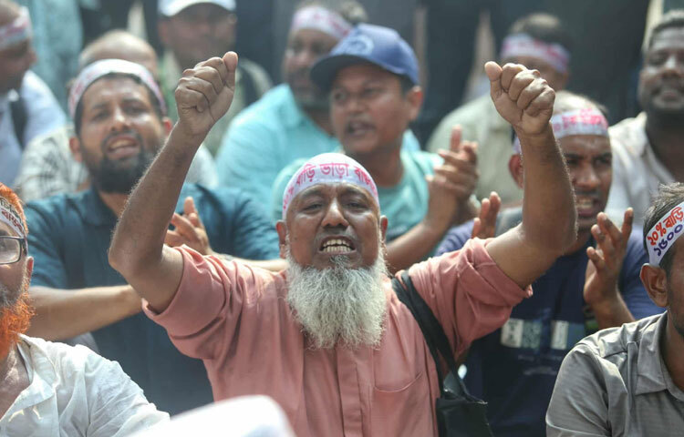 একজন আন্দোলনকারী শিক্ষক বললেন, আমরা ক্লাসরুমে নীরব থেকে থেকেও দেশের ভবিষ্যত তৈরি করি। অথচ নিজেদের ন্যায্য অধিকার পেতে আজ আমাদের রাস্তায় আসতে হয়েছে-এটাই সবচেয়ে কষ্টের।