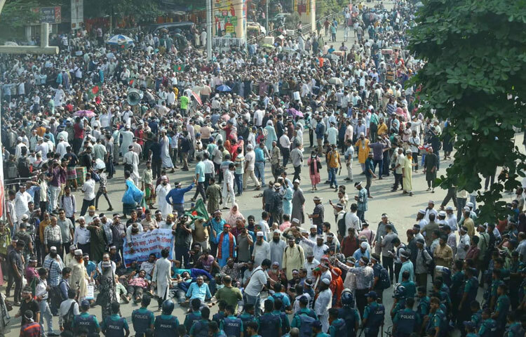 সরকারি ও বেসরকারি বিভিন্ন প্রতিষ্ঠানের শিক্ষকরা দীর্ঘদিন ধরে বিভিন্ন দাবিতে আন্দোলন করে আসছেন। আজকের কর্মসূচি সেই দাবিগুলোরই অংশ।