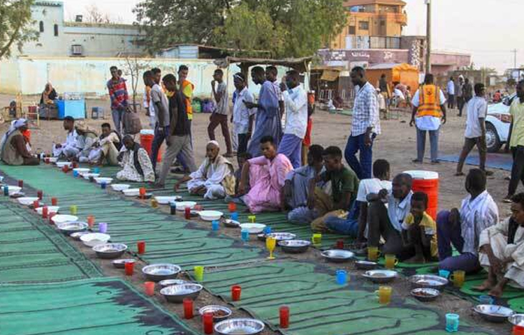 সুদানে গৃহযুদ্ধের কারণে চরম বিপর্যয়ের মুখোমুখি বেসামরিক নাগরিকরা। খাদ্যের অভাব দেখা দিয়েছে মারাত্মকভাবে। ছবি: এএফপি