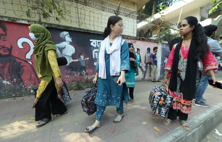 ভূমিকম্প বিশেষজ্ঞদের মতে, পরপর কয়েকটি কম্পন বড় ভূমিকম্পের সংকেত না হলেও ঝুঁকির বিষয়টি হালকাভাবে নেওয়ার সুযোগ নেই। পুরোনো ভবন, ঘনবসতি ও অসংখ্য শিক্ষার্থীর সংখ্যার কারণে বিশ্ববিদ্যালয় এলাকায় ক্ষতির সম্ভাবনা তুলনামূলক বেশি।