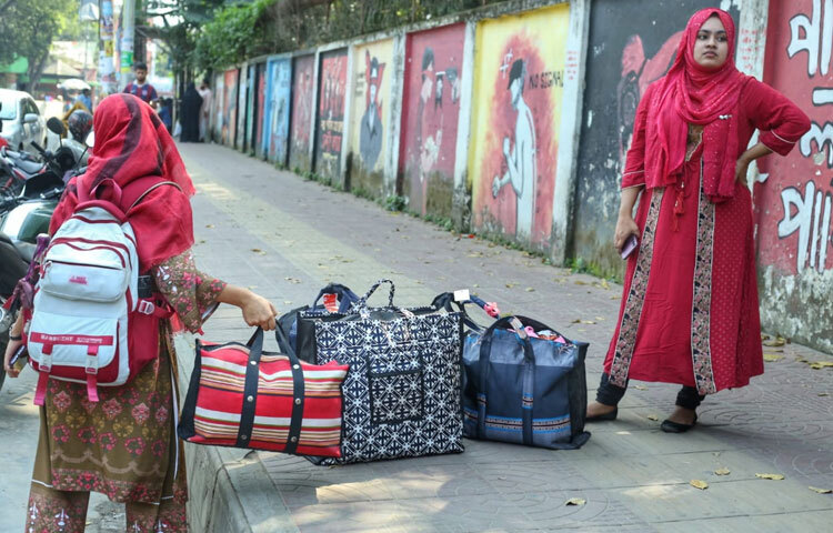 হলগুলোর সামনে ভিড় তবে এটি আগের দিনের মতো স্বাভাবিক ছাত্ররাজনীতির ভিড় নয়; এটি উদ্বিগ্ন শিক্ষার্থীদের দ্রুত নিরাপদে বাড়ি ফেরার ব্যস্ততা।