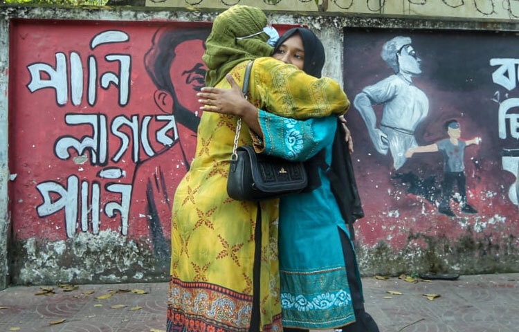 ছাত্রীরা বলছেন, চাইলে থেকেও পারতাম না, পরিবার থেকেও চাপ এসেছে বাড়ি ফিরে যেতে।