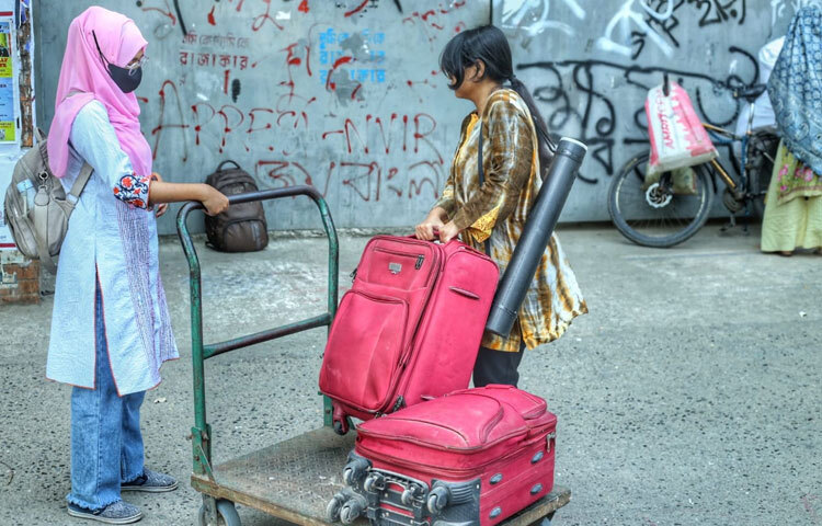 রোববার বেলা ১১টার দিকে ঢাকা বিশ্ববিদ্যালয় ক্যাম্পাসজুড়ে দেখা যায় ভিন্ন এক চিত্র। শিক্ষার্থীরা হাতে ব্যাগ, কেউ বইপত্র নিয়ে, কেউ ল্যাপটপ ব্যাগ কাঁধে নিয়ে দ্রুত বেরিয়ে যাচ্ছেন হল থেকে।