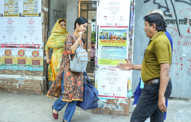 তড়িঘড়ি করে রিকশা, বাস বা অন্য যাতায়াতের দিকে ছোটার দৃশ্য চোখে পড়ে।