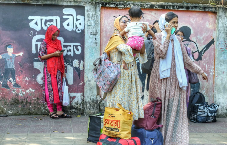 গত দুই দিনের ভূমিকম্পের মুহূর্তগুলো শিক্ষার্থীদের মনে ভয় ঢুকিয়ে দিয়েছে। কয়েকজন শিক্ষার্থী জানিয়েছেন, হোস্টেলের পুরোনো ভবনগুলোতে ভূমিকম্পের সময় টালমাটাল অনুভূতি আরও বেশি লাগে।