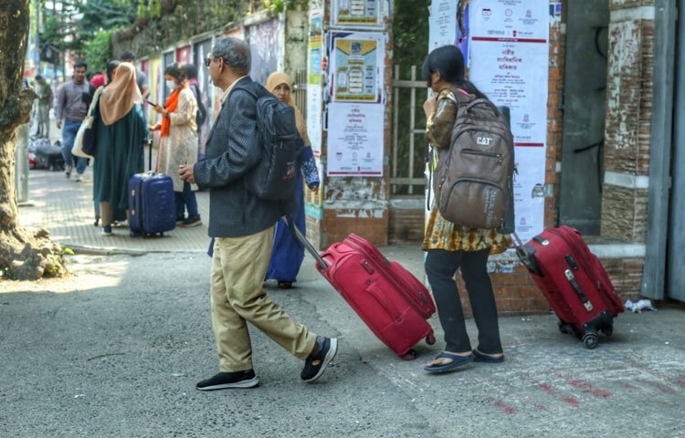 ক্লাস-পরীক্ষা বন্ধ হওয়ায় অনেক শিক্ষার্থী উদ্বিগ্ন তাদের একাডেমিক সময়সূচি নিয়ে। তবে অধিকাংশই মনে করছেন, জীবনের চেয়ে বড় কিছু নয়। প্রশাসন জানিয়েছে, পরিস্থিতি পর্যবেক্ষণ করে পরবর্তী ঘোষণা দেওয়া হবে।