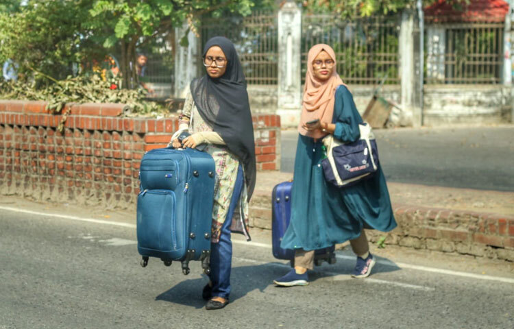 সোমবারের ব্যস্ত ঢাকা বিশ্ববিদ্যালয় হঠাৎ যেন ফাঁকা হতে শুরু করেছে। টিএসসি, কেন্দ্রীয় লাইব্রেরি, শাহবাগ সংলগ্ন এলাকাও সাধারণ দিনের তুলনায় অনেকটাই নীরব। হল গেটের সামনে নেই সেই চিরচেনা আড্ডা, খাবারের দোকানেও নেই ভিড়।