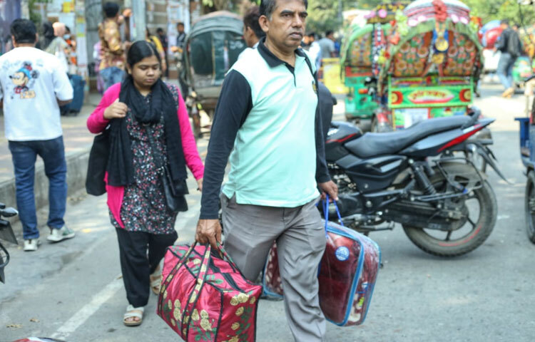 হঠাৎ ভূমিকম্পের আতঙ্ক অচল করে দিয়েছে ঢাকা বিশ্ববিদ্যালয়ের স্বাভাবিক দিনযাপন। নিরাপত্তাহীনতার এই সময়ে হল ছাড়ার নির্দেশ শিক্ষার্থীদের মনে আনে অস্থিরতা ও স্বস্তি দুইই। ক্যাম্পাস ছেড়ে বাড়ি ফিরলেও তাদের চোখে রয়ে গেছে উদ্বেগের ছাপ। দেশের সবচেয়ে পুরোনো শিক্ষাপ্রতিষ্ঠানটি এখন অপেক্ষায় পরিস্থিতি শান্ত হলে আবারও শিক্ষার্থীদের পদচারণায় মুখর হয়ে উঠবে প্রিয় নীল-সাদা ক্যাম্পাস।