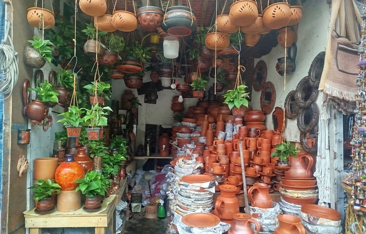 দোয়েল চত্বরের দোকানগুলোয় গেলে চোখ ধাঁধিয়ে যায়। মাটির কাপ, মগ, জগ, ফুলদানি, শোপিস, পানির ফিল্টার থেকে শুরু করে ক্রোকারিজ, ডিনার সেট ইত্যাদি। শুধু গৃহস্থালির সামগ্রী নয়, আছে পোড়ামাটির টেরাকোটা, দেয়াল সাজানোর শিল্পকর্ম, এমনকি নারীদের গহনা কানের দুল, বালা কিংবা গলার মালাও। দাম শুরু ২৫০ টাকা থেকে শুরু করে কয়েক হাজার পর্যন্ত।