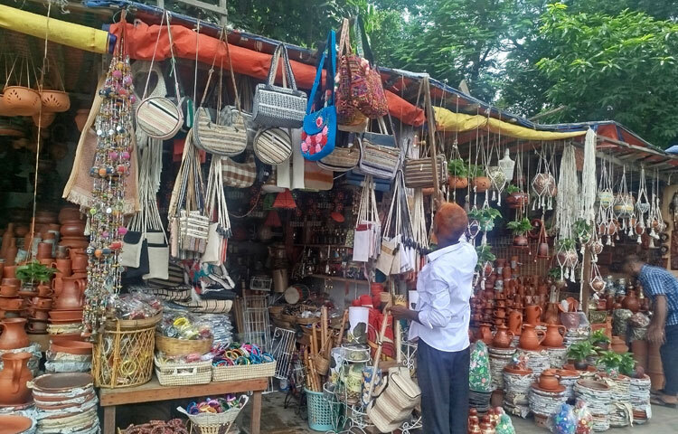 দোয়েল চত্বরে দীর্ঘদিন ধরে ব্যবসা করছেন আবু তাহের। তিনি বলেন, গ্রামে এখন আর মাটির জিনিসপত্র আগের মতো চলে না। কিন্তু ঢাকায় যারা শখ করে ঘর সাজায়, তারা কেনেন। মাটির টব, ফুলদানি ও ফিল্টার ভালো বিক্রি হয়। অনেকে আবার প্রিয়জনকে উপহার দিতেও কেনে। আমরা যারা এত বছর ধরে এই কাজ করছি, তাদের কাছে এটা শুধু ব্যবসা নয়, এটা আমাদের জীবনের অংশ।