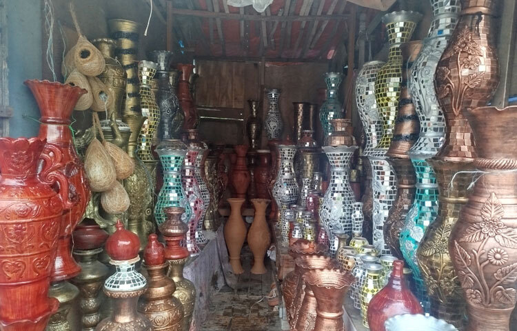 মাটির জিনিস তৈরি সহজ নয়। বাবুলের ভাষায়, মাটি দিয়ে বানানোর পর এগুলোকে আগুনে পোড়াতে হয়। ধরা যাক পাঁচ হাজার পণ্য আগুনে দেওয়া হলো, সেখান থেকে দুই-আড়াই হাজার ভালোভাবে টিকে যায়, বাকিগুলো ফেটে যায় কিংবা নষ্ট হয়। তখন পণ্যের দাম বেড়ে যায়। যদি সব টিকে যেত, দাম অনেক কম হতো। যেমন পানির ফিল্টার আমার এখানে ১৩০০ টাকা। সকল পণ্য যদি টিকে যেত, এটা অর্ধেক দামে পাওয়া যেত।