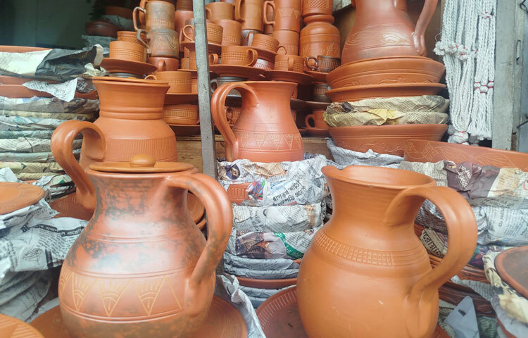 আছে মাটির কাপ, মগ, জগ, ফুলদানি, শোপিস, পানির ফিল্টার থেকে শুরু করে ক্রোকারিজ, ডিনার সেট ইত্যাদি।