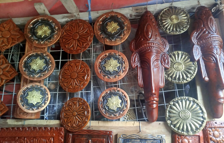 বাবুল জানালেন, চাহিদা আগের মতো নেই, তবে আমরা তো এই পেশায় অভ্যস্ত হয়ে গেছি। যারা শিক্ষিত আর একটু রুচিশীল, তারাই বেশি কেনেন। তাদের কাছে মাটির জিনিসের আলাদা কদর আছে।