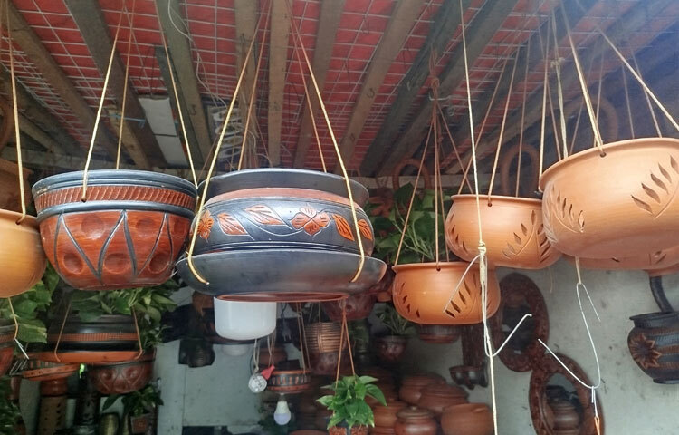 শহরের কোলাহল যেন এক মুহূর্তের জন্য থেমে যায় এখানে। মাটির এই সামগ্রীর দোকানগুলো শুধু বাজার নয়, এ যেন আমাদের শেকড়ের টানকে অনুভব করার এক ছোট্ট আয়োজন।