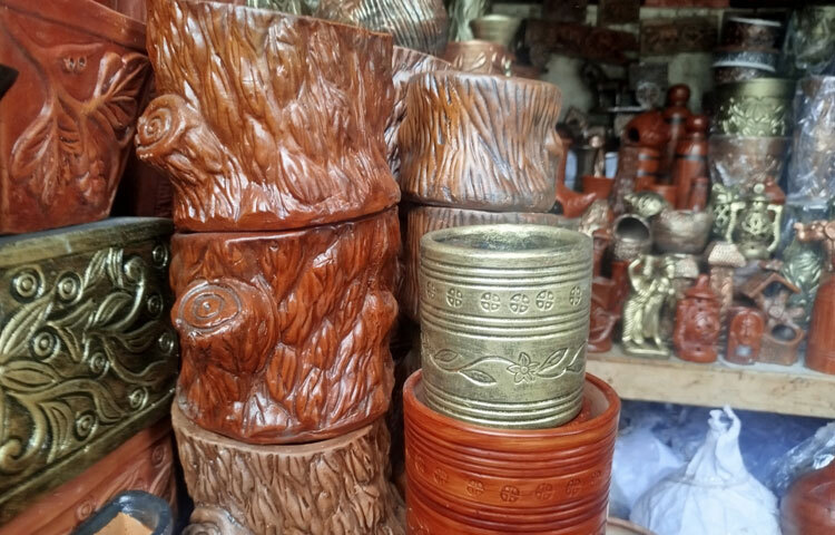 মৃৎশিল্পের জন্য মাটি সংগ্রহ করাও কঠিন কাজ। শরীয়তপুর, কুষ্টিয়া, কুমিল্লার বিজয়পুর বা বরিশালের বগাদিয়া-কনদিয়া অঞ্চল থেকে বিশেষ ধরনের এটেল মাটি আনা হয়। বাবুল জানান, ঢাকার মাটি দিয়ে কোনোদিন মৃৎশিল্প হয় না। লাগে এঁটেল মাটি সঙ্গে বালি, দোয়াশ মাটি, কখনো রাসায়নিকও মেশাতে হয়।