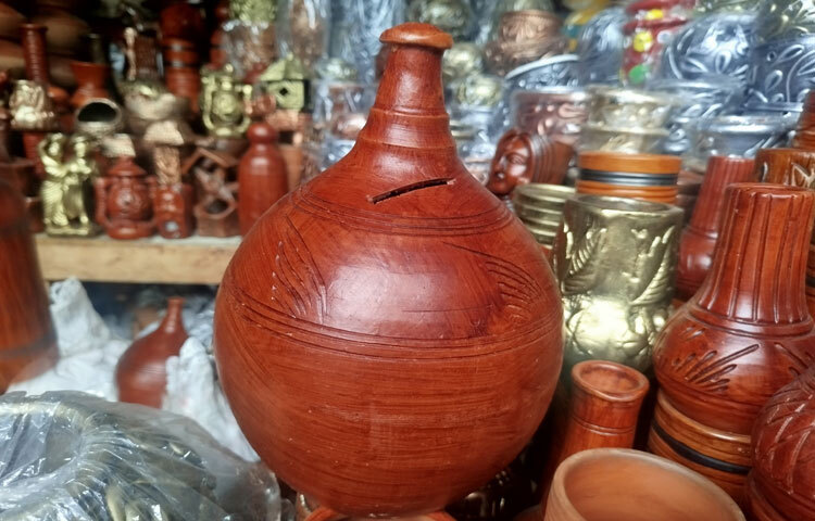 দোকানিদের কথায়, আমরা জানি এই ব্যবসা আগের মতো লাভজনক নয়। তবু ছাড়তে পারিনি। মাটির গন্ধে আমাদের শেকড় আছে। যতদিন পারব ধরে রাখব।