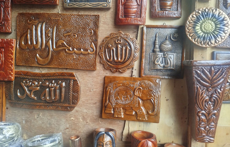 মৃৎশিল্প এখন বাণিজ্যিক চ্যালেঞ্জের মুখে। একদিকে দামী কাঁচামাল, অন্যদিকে উৎপাদনের সময় বিপুল পরিমাণ ক্ষতি-সব মিলিয়ে টিকে থাকা কঠিন। তবু এই শিল্পের প্রতি মমতা আর ঐতিহ্যের টানই তাদের ধরে রেখেছে।