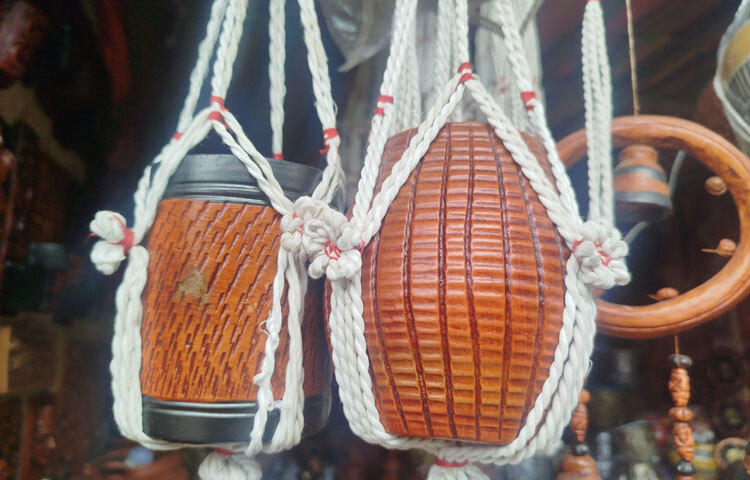 মাটির জিনিস হয়তো আর প্রতিটি গৃহস্থালির নিত্যপ্রয়োজন নয়। তবে এখনো শৌখিন মানুষের ঘরে আভিজাত্যের প্রতীক হয়ে টিকে আছে। প্রজন্ম থেকে প্রজন্মে পাল বংশের হাত ধরে আসা এই শিল্প একদিন হয়তো আবারো ফিরে পাবে তার পুরোনো সম্মান।