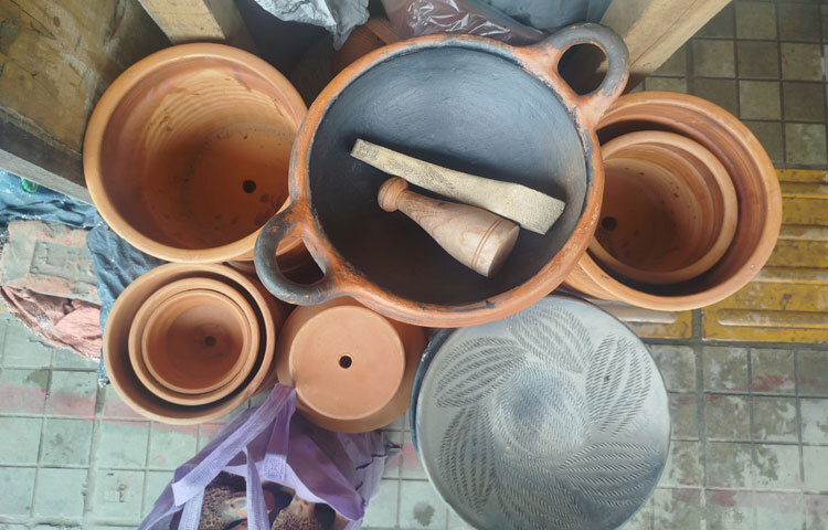 দোয়েল চত্বরে সাজানো রঙিন হাঁড়ি-কলসগুলো যেন তাই বারবার মনে করিয়ে দেয়। নিপুন হাতের তৈরি মৃৎশিল্পগুলো যেন বলতে চায়, ‘আমরা এখনো শেকড়ে বাঁধা আছি, মাটির টান আমাদের এখনো ছাড়েনি।’