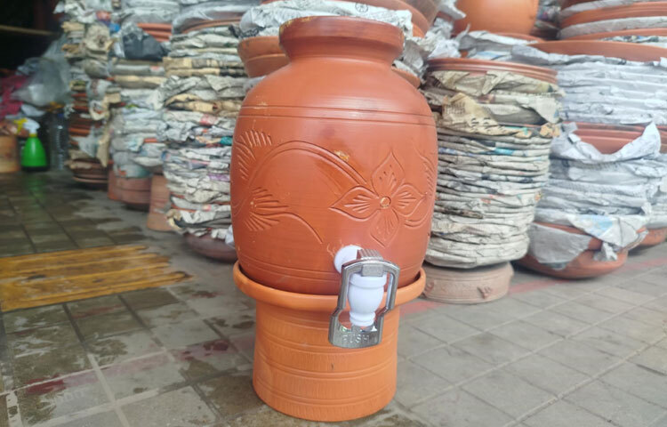 একসময় গ্রামবাংলার প্রতিটি ঘরে থাকত মাটির হাঁড়ি-কলসি। রান্না থেকে শুরু করে পানি রাখা, অতিথি আপ্যায়ন, সবকিছুতেই মাটির তৈরি জিনিস ছিল অপরিহার্য। এখন আর আগের মতো দেখা যায় না।