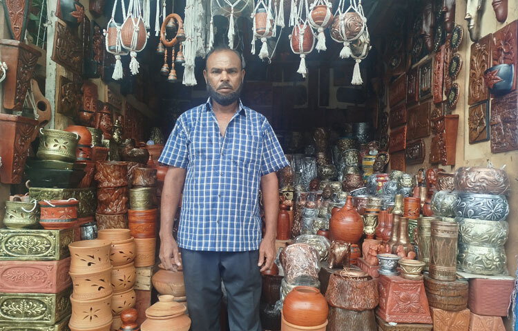 ঢাকার প্রাণকেন্দ্রে দোয়েল চত্বরে টানা ২৮ বছর ধরে ব্যবসা করছেন ইব্রাহিম বাবুল। তিনি বলেন, এটা মূলত পাল সম্প্রদায়ের ব্যবসা। ১৯৮৫–৮৬ সালের দিকে পালরা এখানে আসেন। তাদের দেখে অন্যরাও এই ব্যবসায় নামেন। অনেকে মারা গেছেন, কেউ আবার পেশা বদলে অন্যত্র চলে গেছেন। তবে তাদের কিছু বংশধর এখনো আছে। মানুষ চলে যাবে, কিন্তু যুগ যুগ ধরে এই ব্যবসা টিকে থাকবে।