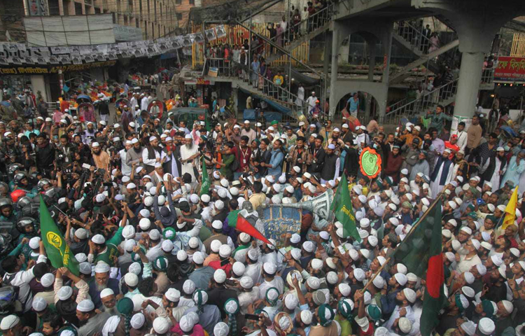 শুক্রবার শুরু হচ্ছে বিশ্ব ইজতেমা। এরই মধ্যে হাজার হাজার মুসল্লি তুরাগ নদীর পাশে ইজতেমার মাঠে উপস্থিত হয়েছেন। ছবি: বিপ্লব দীক্ষিত