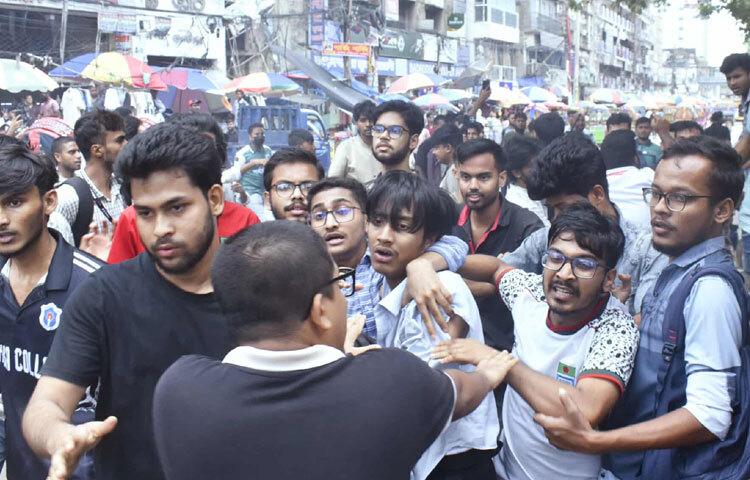আবারও সংঘর্ষে জড়িয়েছে রাজধানীর ঢাকা কলেজ ও সিটি কলেজের শিক্ষার্থীরা। এর আগেও এ প্রতিষ্ঠান দুটি তুচ্ছ ঘটনাকে কেন্দ্র করে সংঘর্ষে জড়িয়েছে। ছবি: বিপ্লব দীক্ষিৎ