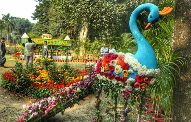 কোথাও হৃদয়ের আকৃতিতে ফুলের নকশা, কোথাও আবার শব্দ করে পানি ঝরার ফোয়ারার চারপাশে ফুলের বৃত্ত সব মিলিয়ে এক উৎসবমুখর পরিবেশ।