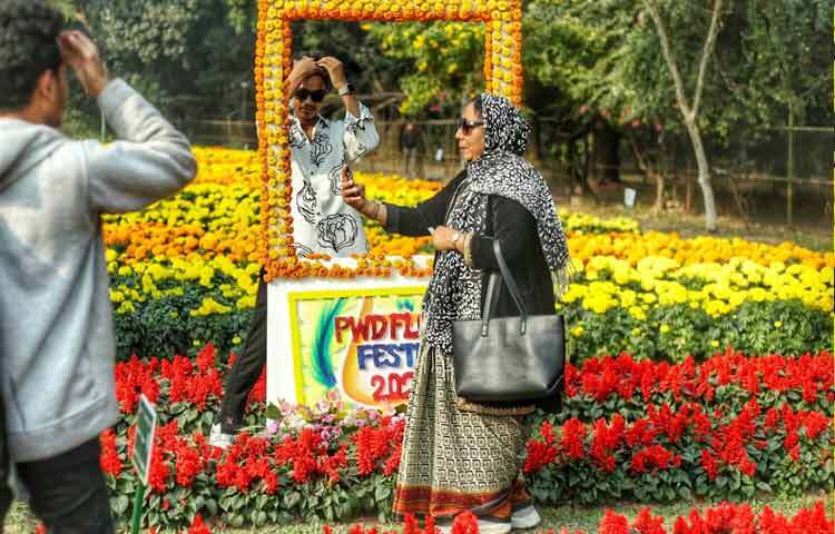 অন্যদিকে বড়দের মধ্যে চলছে ছবি তোলার হিরিক। মোবাইল ফোন কিংবা ক্যামেরা হাতে অনেকেই ব্যস্ত হয়ে পড়ছেন সেরা মুহূর্তটি ধরে রাখতে। কেউ সেলফিতে মগ্ন, কেউ আবার পরিবারের সদস্য বা বন্ধুদের সঙ্গে দলবেঁধে ছবি তুলছেন।