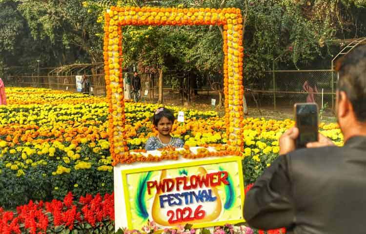 শিশুদের এই স্বতঃস্ফূর্ত আনন্দ যেন পুরো পার্কজুড়ে ছড়িয়ে পড়েছে। অনেক শিশুকে দেখা যায়, প্রথমবার এত কাছ থেকে এত ধরনের ফুল দেখে বিস্মিত চোখে তাকিয়ে থাকতে।