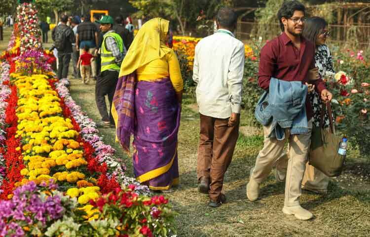 পার্কের প্রবেশমুখ থেকেই সাজানো হয়েছে নানা জাতের ফুল দিয়ে। গাঁদা, ডালিয়া, পেটুনিয়া, কসমস, জিনিয়া, স্যালভিয়া একেকটি ফুল যেন একেকটি রঙের গল্প শোনাচ্ছে।