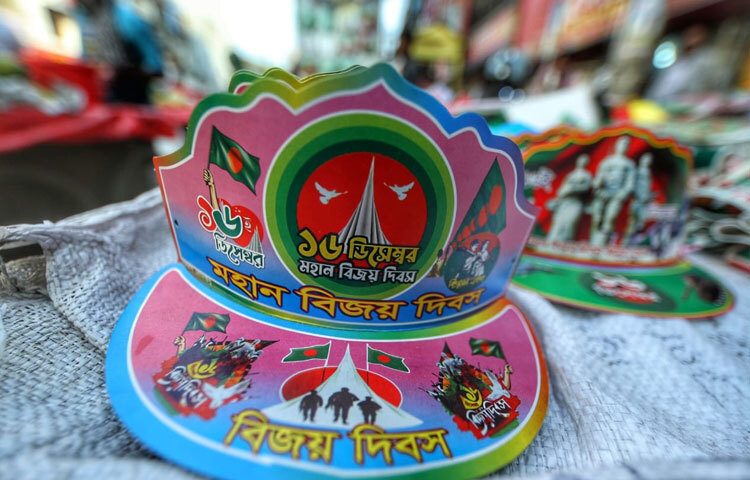 এক বিক্রেতা বলেন, ‘গত বছর তো এই সময় স্টক রাখতে পারতাম না। এবছর মানুষ দেখছে, দাম জিজ্ঞেস করছে, কিন্তু অনেকেই কিনছে না।’